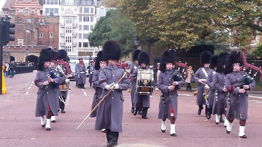 London: Changing of the Guard Walking Tour - Guide style and what you can expect