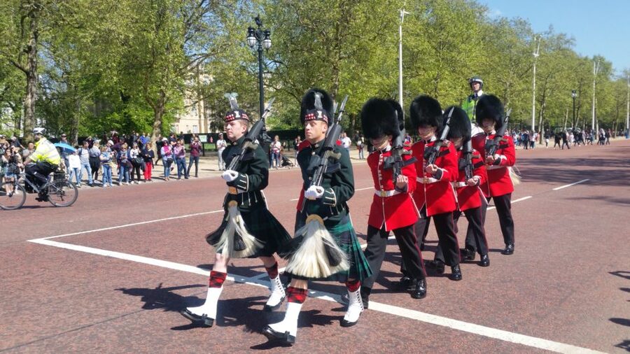 London: Changing of the Guard Walking Tour - From Piccadilly Circus to the royal route