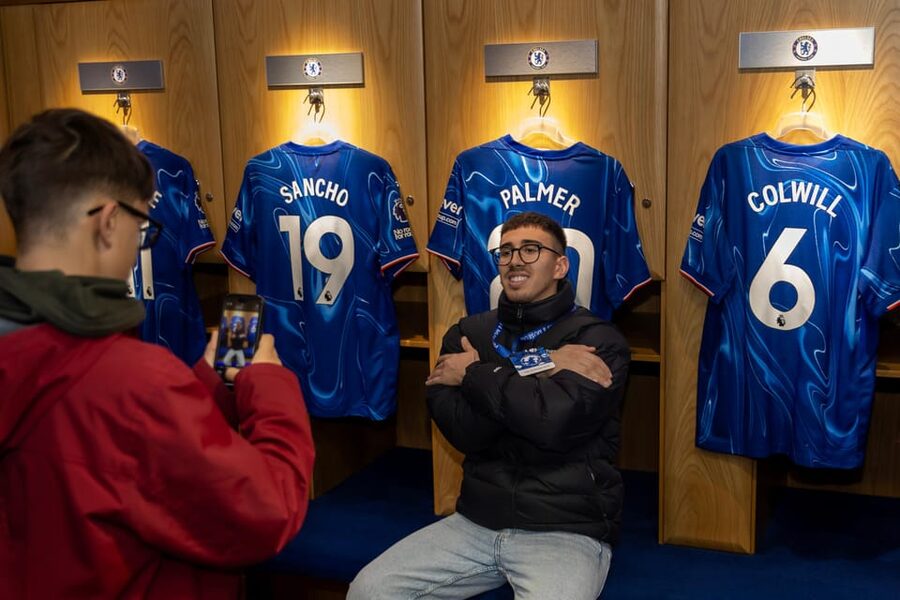 London: Chelsea FC Museum and Stamford Bridge Classic Tour - The player tunnel and pitchside moment