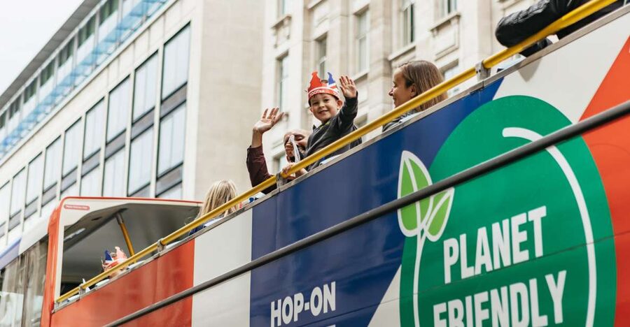 London: Children's Open Top Bus Tour - What the live guides add