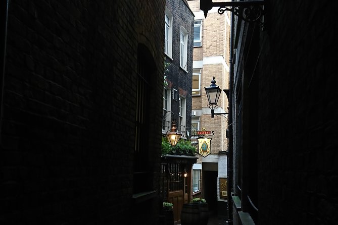 London Christmas Carol & Charles Dickens Small Group Walking Tour - Finding the counting house and the George and Vulture