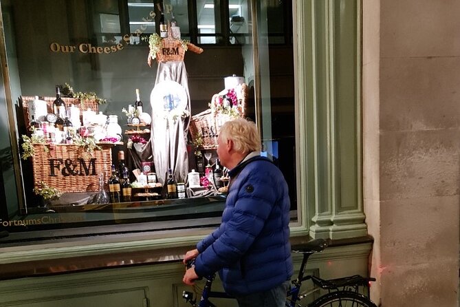 London Christmas Lights Bike Tour with Local Guide - Guide quality and group size