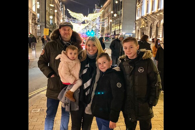 London Christmas Lights Guided Tour by Cab - Trafalgar Square: Norway’s tree and a public Christmas setting