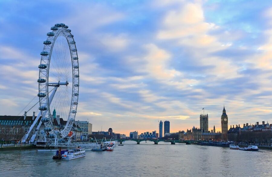London: Christmas Lights Nighttime Bus Tour with Live Guide - Key points to know before booking