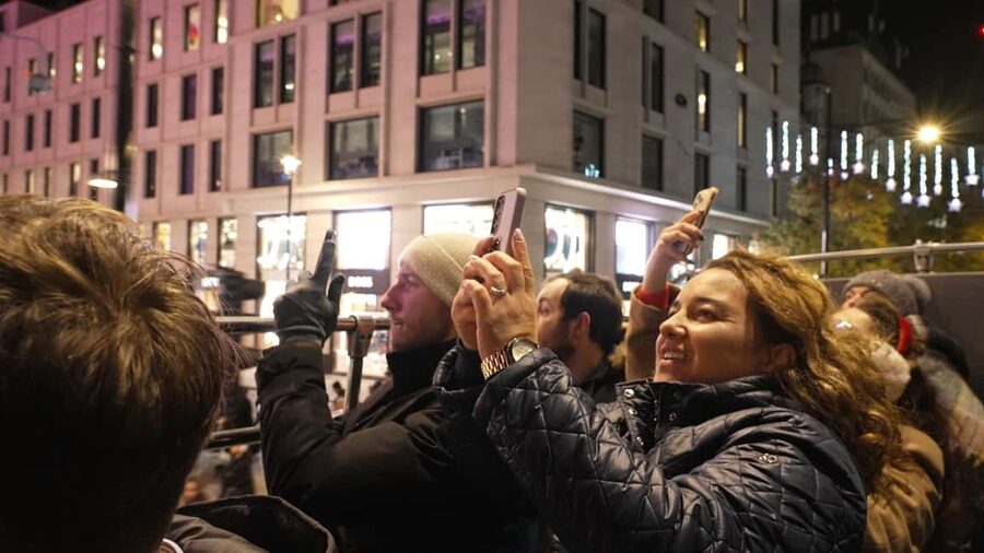 London: Christmas Lights Nighttime Bus Tour with Live Guide - Cold weather, seating, and photo advice