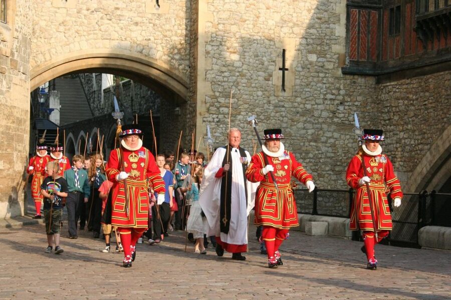 London: Easy Access Tower of London and Crown Jewels Tour - Starting at Tower Hill with the right expectations