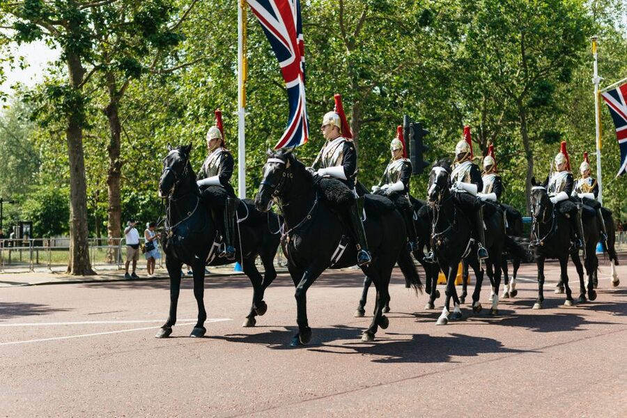 London: Full Day Tower, St. Paul's, Cruise & Eye Experience - Guides and the human side of the day