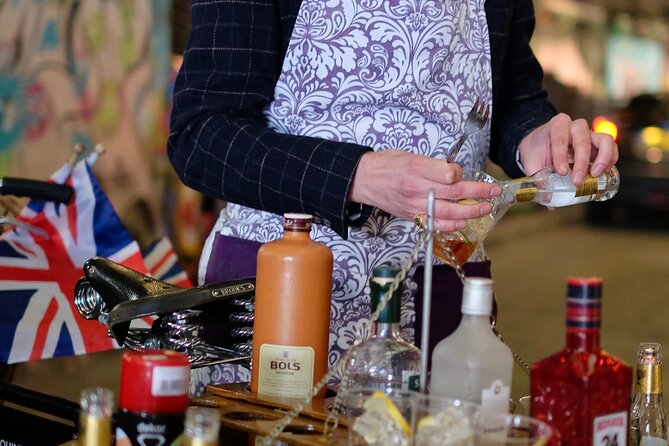 London Gin Safari: A Spirited, Juniper-Fuelled Jaunt - The guides and the tone of the ride