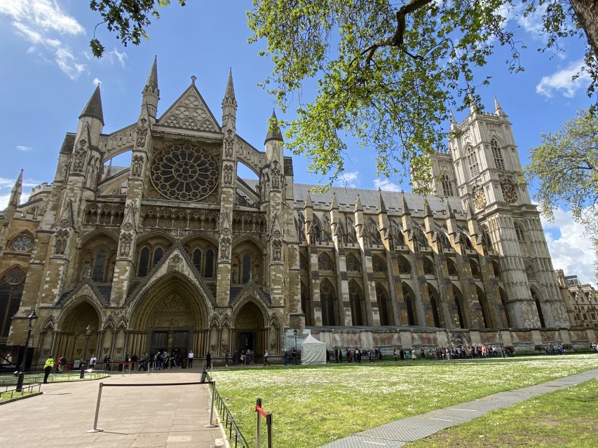London: Guided Westminster Abbey Tour and Refreshments - Why Westminster Abbey works best with a guide