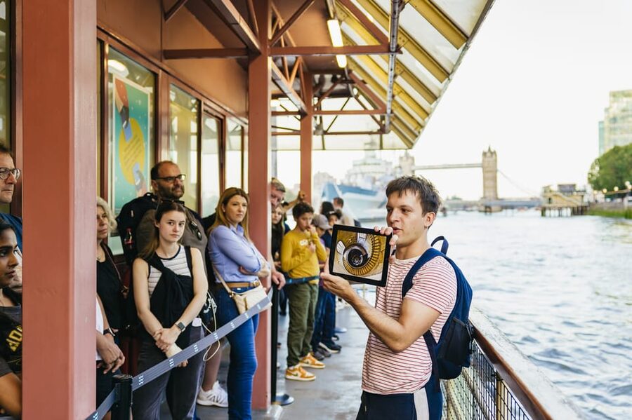 London: Harry Potter Walking Tour in German - Choosing the Thames boat or the London Underground