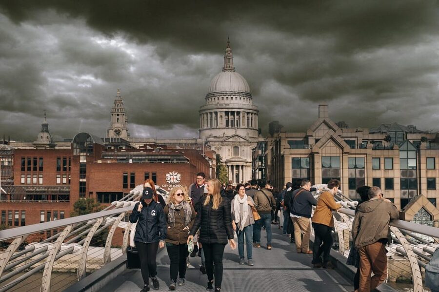 London: Harry Potter Walking Tour in German - Trafalgar Square and the road to Diagon Alley