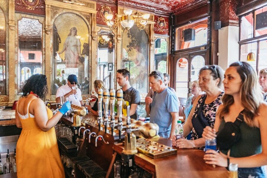 London: Historic Pubs of Central London Walking Tour - Walking in Dickens’s London