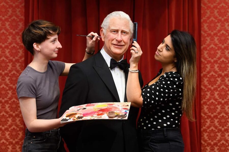 London: Hop-on Hop-off Bus Tour and Madame Tussauds Ticket - Riding the red and blue routes around central London