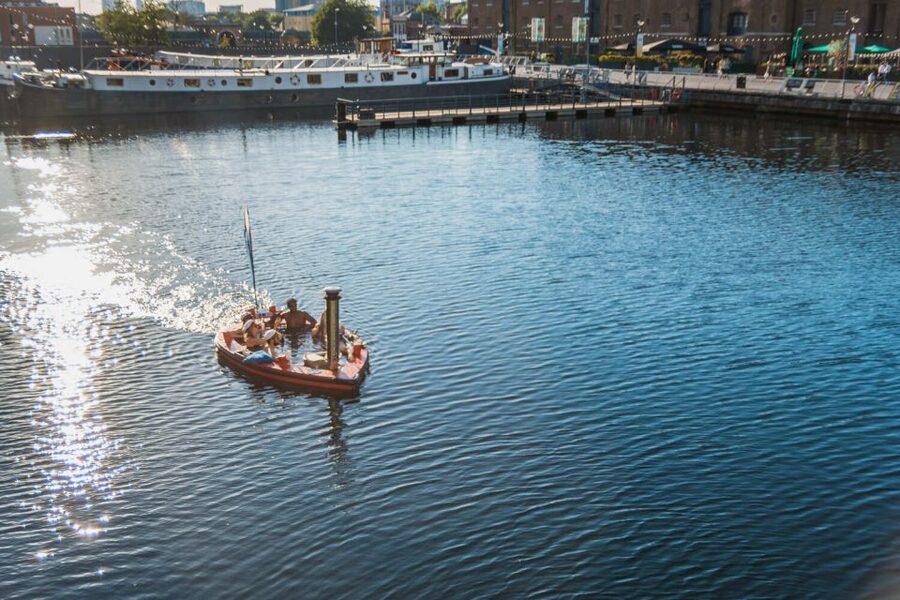 London: Hot Tub Boat Guided Historical Docklands Cruise - What the 75-minute cruise feels like