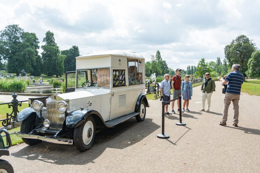 London: Kensington Palace Gardens Tour with Royal High Tea - The royal stories behind the gardens