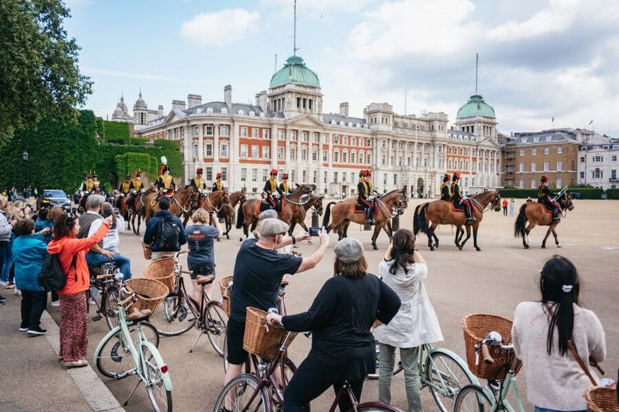 London: Landmarks & Secrets Bike Tour with Pub & Street Art - Key points to know before booking