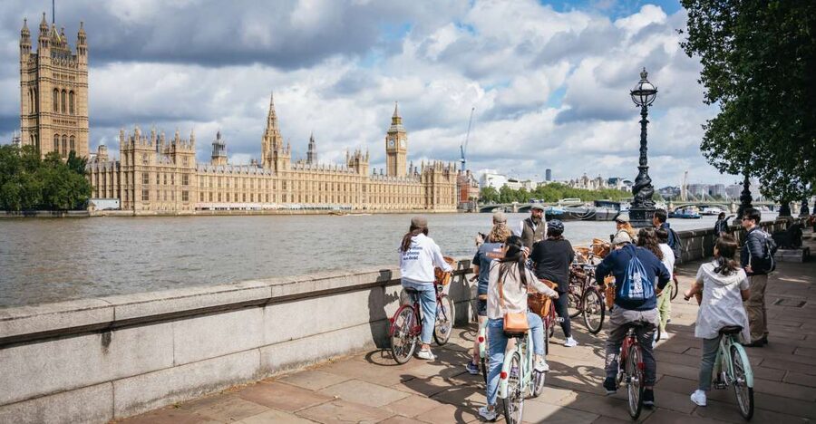 London: Landmarks & Secrets Bike Tour with Pub & Street Art - The bikes, clothing, and safety details