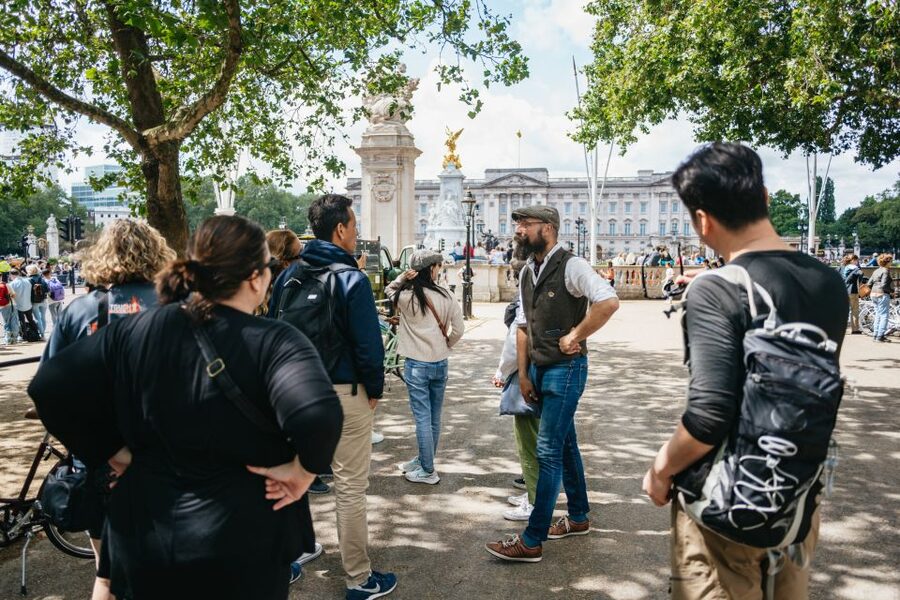 London: Landmarks & Secrets Bike Tour with Pub & Street Art - Admiralty Arch, Trafalgar Square, and the Covent Garden approach