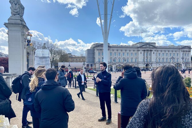 London: Landmarks Walking Tour - The Mall, Horse Guards and Buckingham Palace