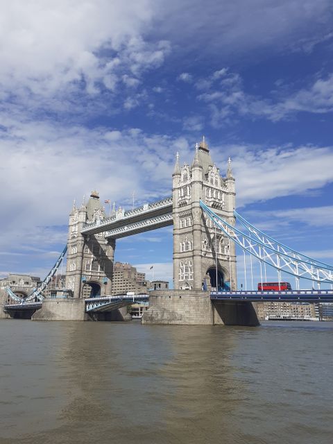 London: Medieval History Walking Tour from The Tower - Shakespeare’s Globe and the working river