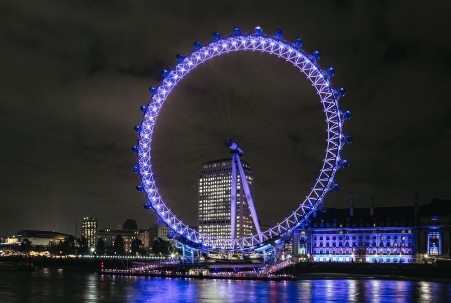 London: River Thames Dinner Cruise - Live singing and dancing after dinner