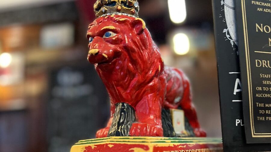 London: Royal Historic Pubs Walking Tour - Guide quality is the heart of the experience
