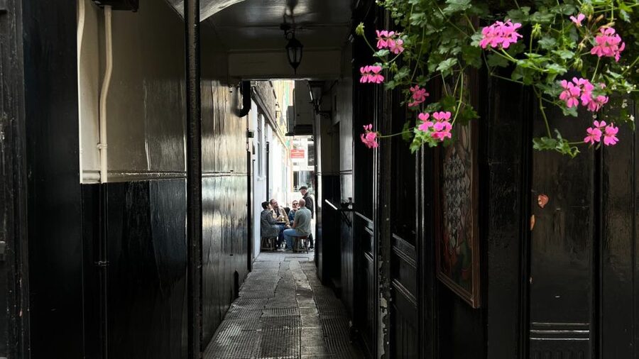 London: Royal Historic Pubs Walking Tour - Starting at Piccadilly Circus