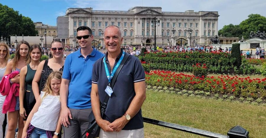 London: Royal Walking Tour and Buckingham Palace Audio Tour - From William III’s statue to the royal mile
