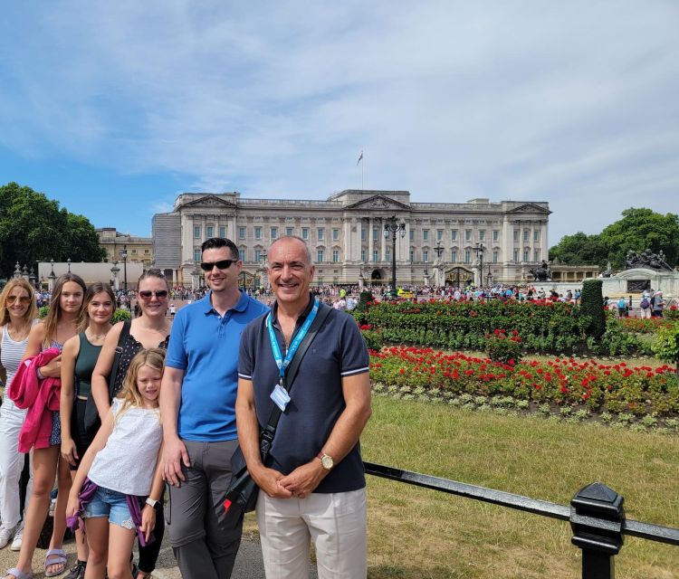 London: Royal Walking Tour and Buckingham Palace Audio Tour - Clarence House and the best palace photo stop