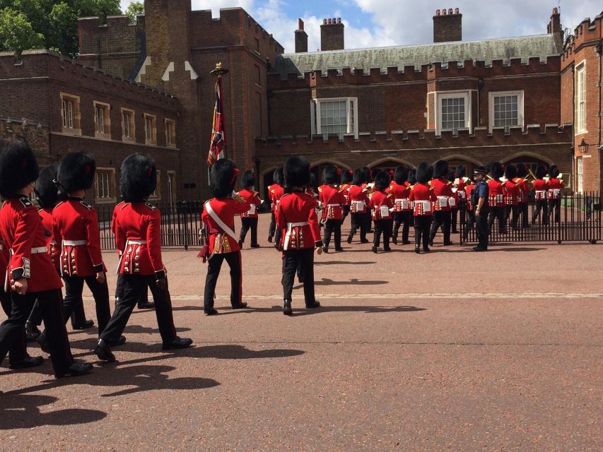 London: Royalty Walking Tour with Changing of The Guard - Starting in Green Park, London’s royal front garden