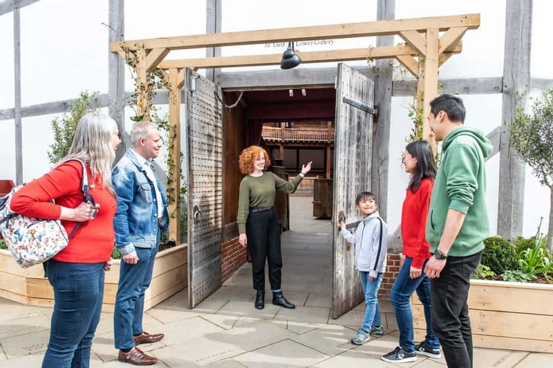 London: Shakespeare's Globe Theatre Guided Tour - What the guide adds to the building