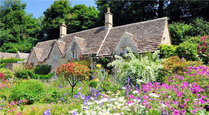London: Small Group Oxford, Stratford and Cotswolds Day Tour - Guides who shape the day