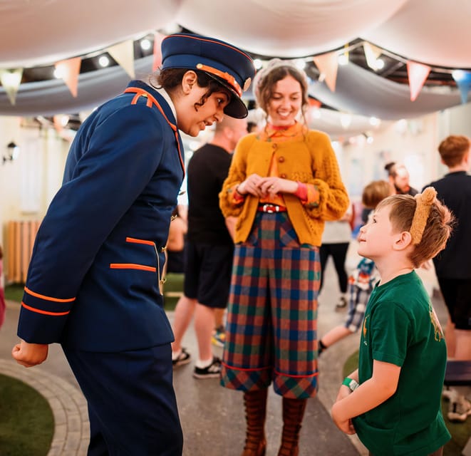 London: The Paddington Bear Experience - Meeting Paddington and reaching Windsor Gardens