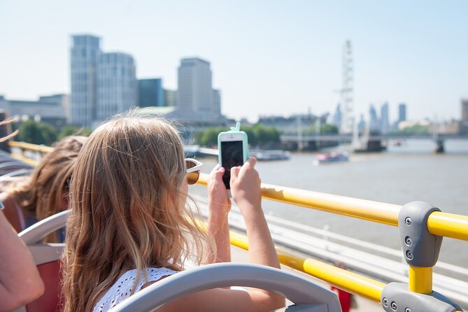 London Tootbus Kids Tour with Bespoke Live Guided Commentary - Westminster Abbey from the comfort of the bus