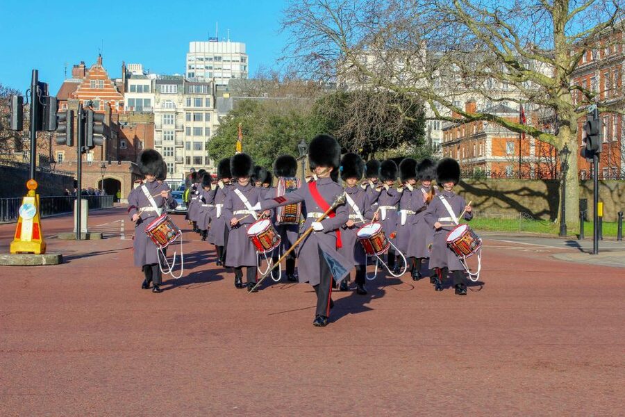 London: Tower of London & Changing of the Guard Experience - Choosing between Buckingham Palace and Horse Guards Parade