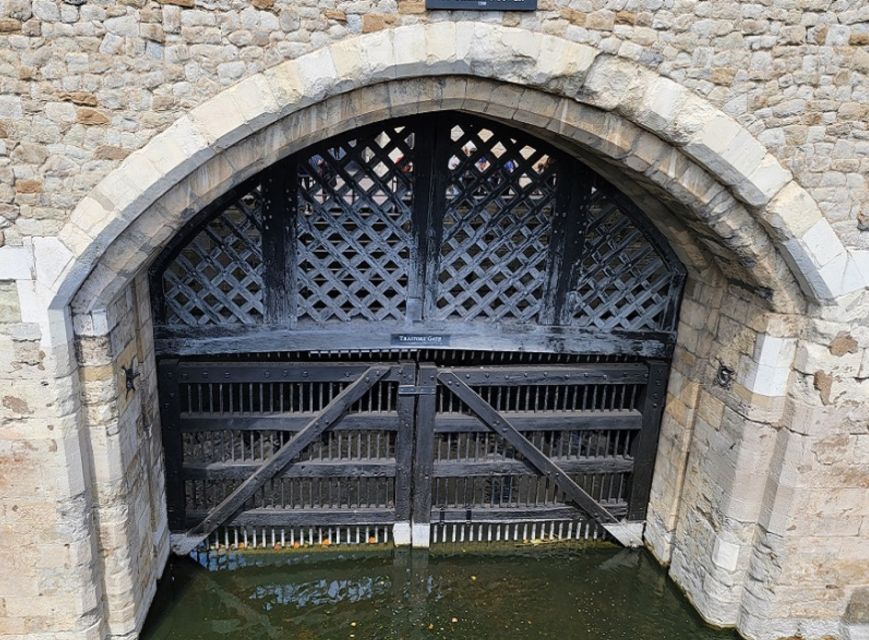London: Tower of London Guided Tour with Boat Ride - Inside the Inner and Outer Wards