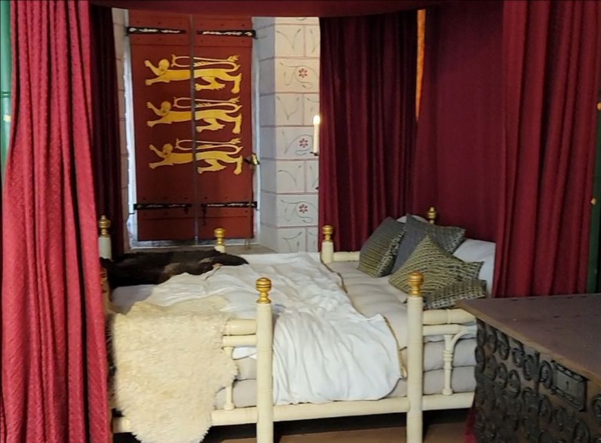London: Tower of London Guided Tour with Boat Ride - Guide quality, group size, and the pace
