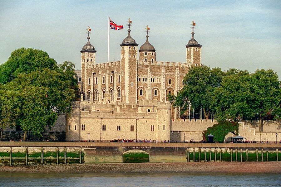 London: Tower of London, Thames Boat & Changing of the Guard - Guides, group rhythm, and the human side