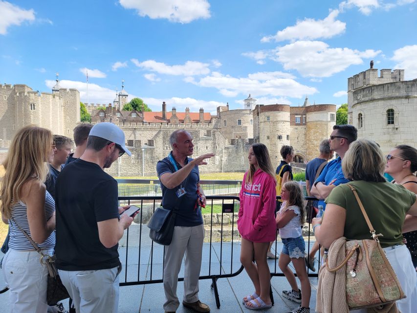 London: Tower of London Tour with Crown Jewels & Beefeaters - Meeting at the Tower Place West shop