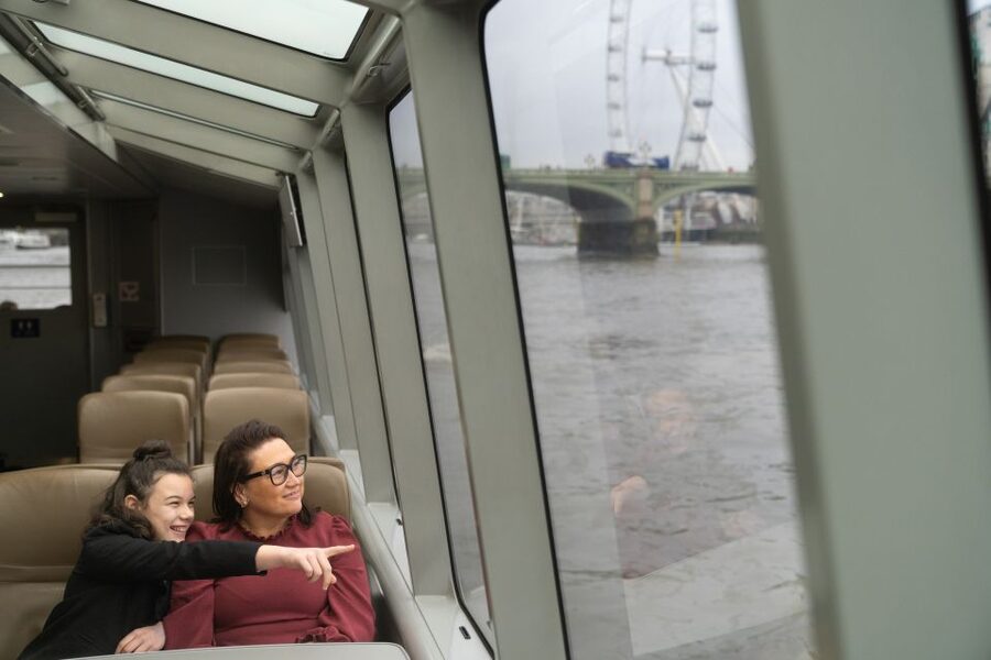 London: Uber Boat 1-Day Hop-On Hop-Off and Cable Car Tickets - Seating, photos, food, and comfort on board