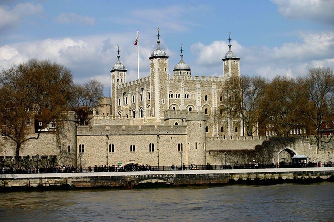 London Vintage Bus Tour Including River Thames Cruise with Optional Lunch - The Tower of London and a change of viewpoint