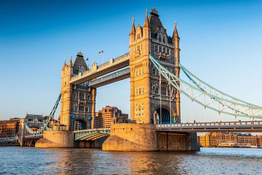 London: VIP Tower of London & Tower Bridge Early-Access Tour - Meeting your guide at Tower Hill