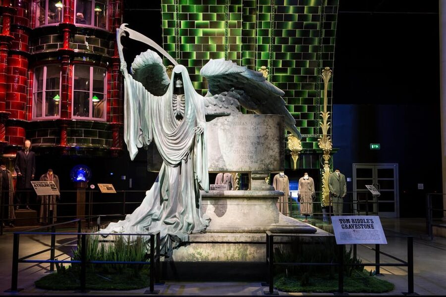 London: Warner Bros. Studio Harry Potter Tour with Transfers - Meeting Buckbeak, Aragog, and the film creatures