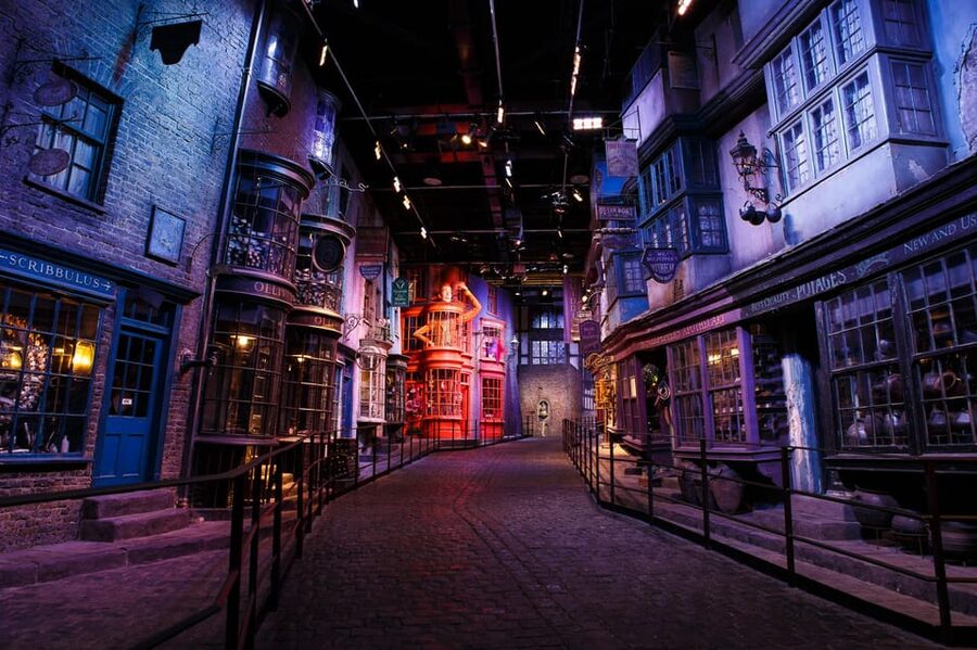 London: Warner Bros. Studio Tour and Morning Train Ticket - Finding the studio shuttle at Watford Junction
