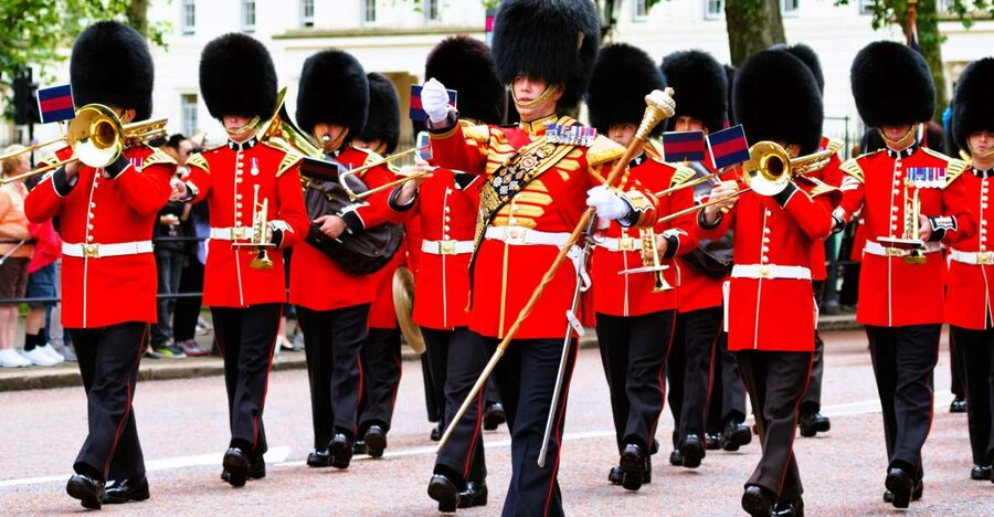 London: Westminster Abbey Priority Access & Guided City Tour - The guides are a major part of the value