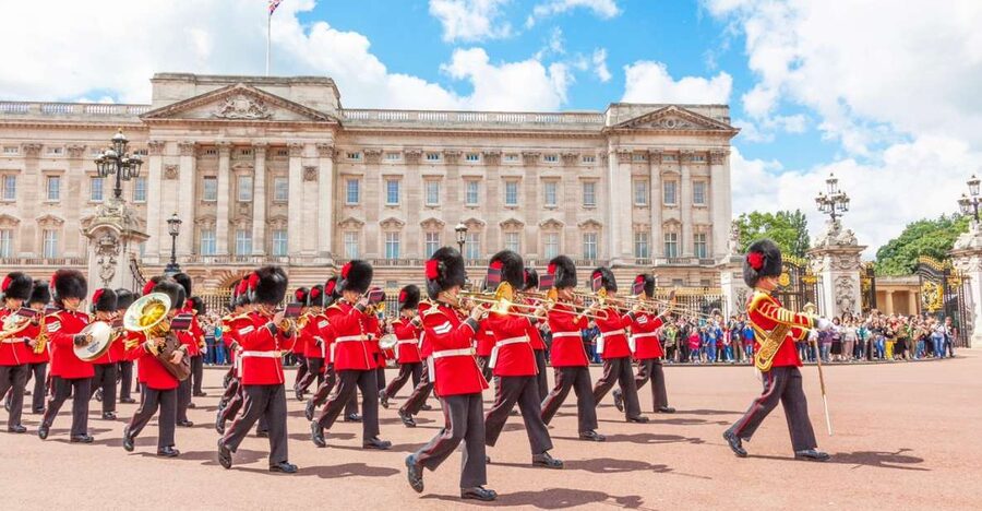 London: Westminster and Changing of the Guard Tour - Finding a good place for the Changing of the Guard