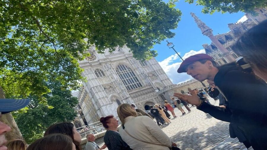 London: Westminster and Changing of the Guard Tour - What the guides add to the experience
