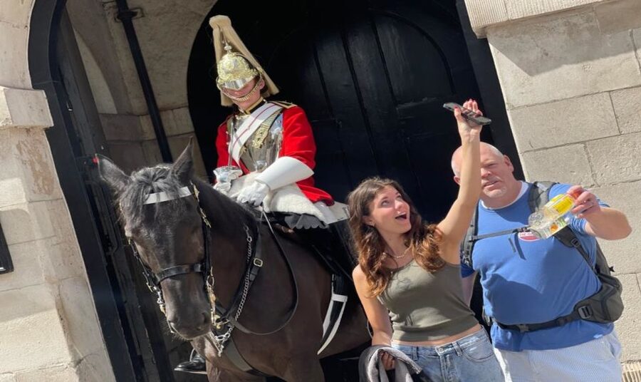 London: Westminster and Changing of the Guard Tour - Buckingham Palace and the royal opening