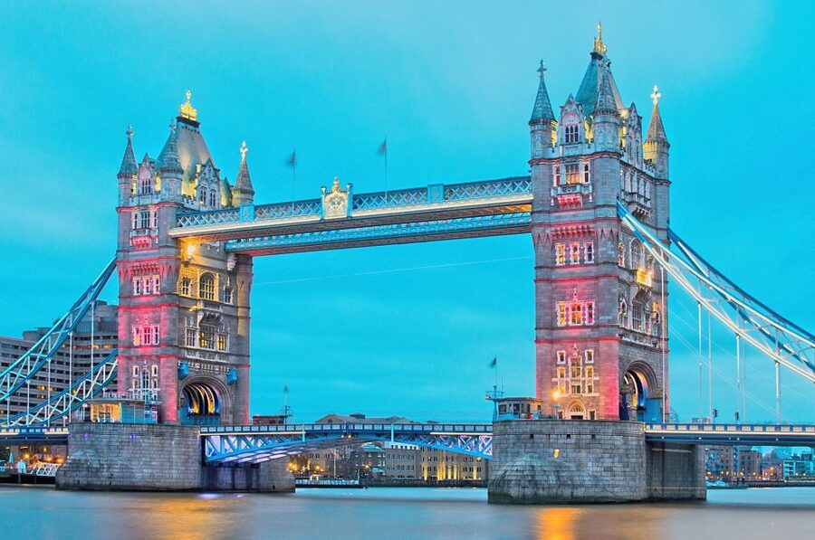 London: Westminster to Tower Bridge River Thames Cruise - Commentary, crew style, and what you hear