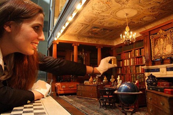 London, Windsor Castle, Hampton Court Palace with Free Snack Pack - St George’s Chapel and the short Windsor schedule